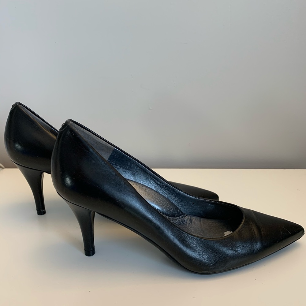 Kenneth Cole black pump heel